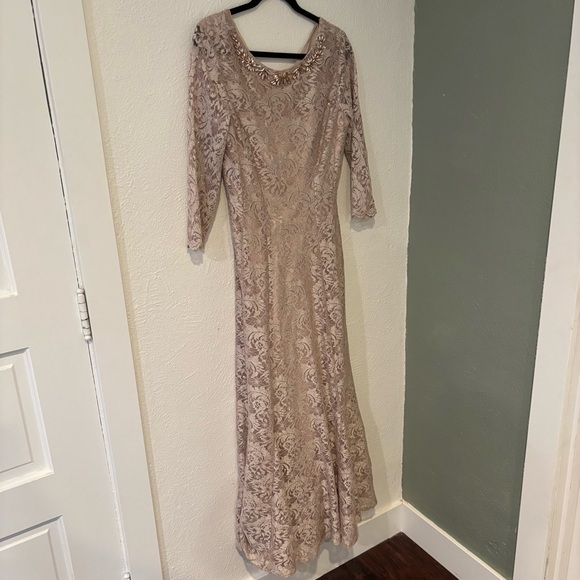 Tahari rose gold mother of the bride dress with lace and gem detail size 8 - Picture 1 of 10